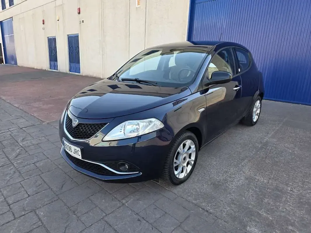 Usado Lancia Ypsilon 69 CV (50 kW) 2016 Azul Utilitario