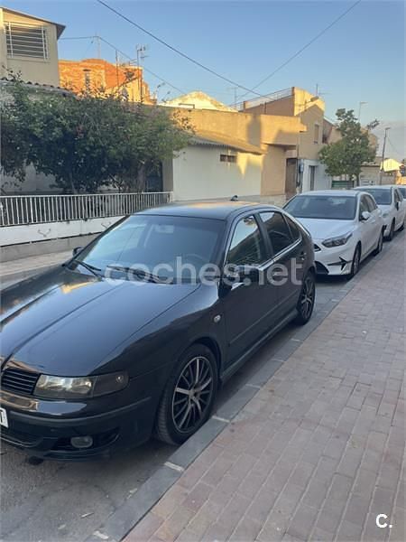 Usado Seat Leon 110 CV (80 kW) 2002 Negro Berlina