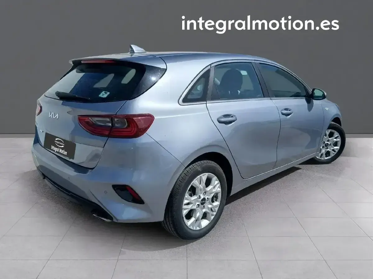 Usado Kia Ceed 120 CV (88 kW) 2022 Gris Utilitario
