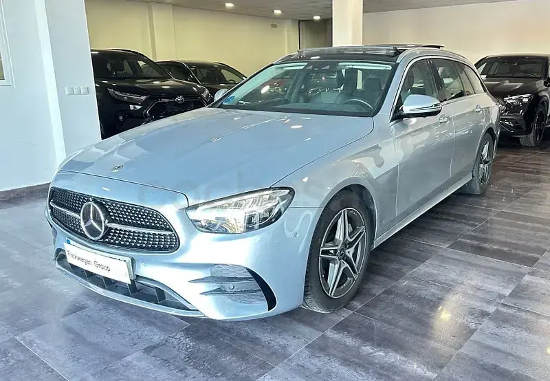 Usado Mercedes E300 320 CV (235 kW) 2023 Gris / plata Familiar