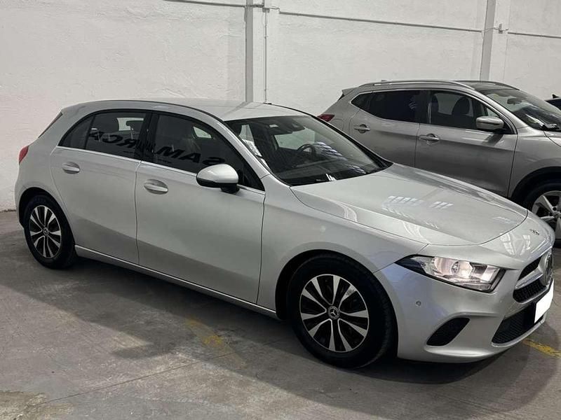 Usado Mercedes A180 116 CV (85 kW) 2019 Gris Utilitario