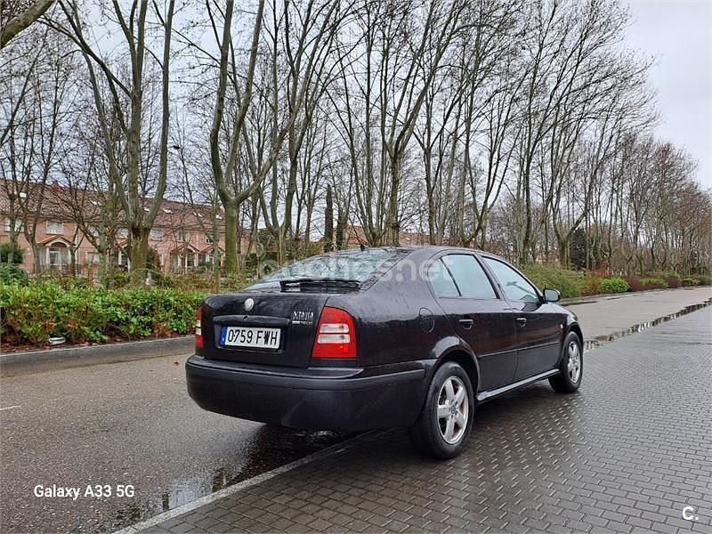 Negro Usado 2007 Skoda Octavia Tour Berlina | 5400 € (Precio justo) - Imagen 1/4