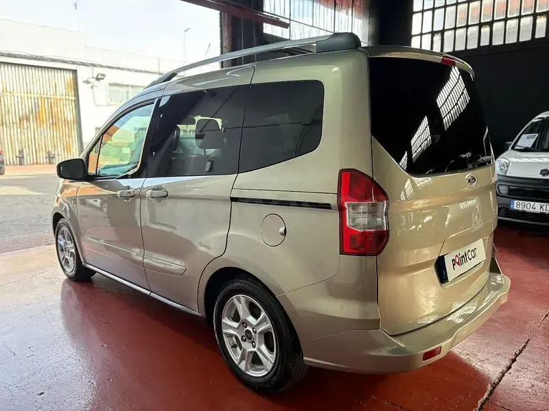 Usado Ford Tourneo Courier Trend 100 CV (73 kW) 2017 Beige Monovolumen