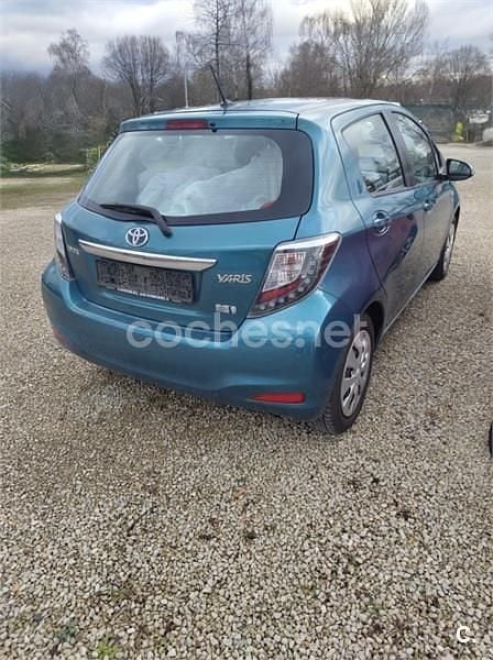 Usado Toyota Yaris Hybrid Active 100 CV (73 kW) 2013 Azul Berlina