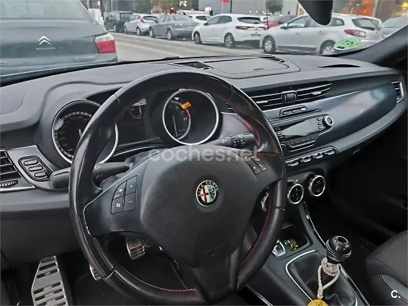 Usado Alfa Romeo Giulietta 170 CV (125 kW) 2011 Gris / plata Utilitario