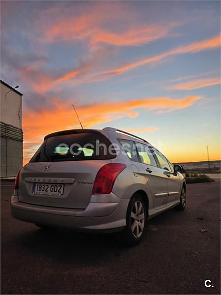 Usado Peugeot 308 SW 120 CV (88 kW) 2008 Gris / plata Familiar