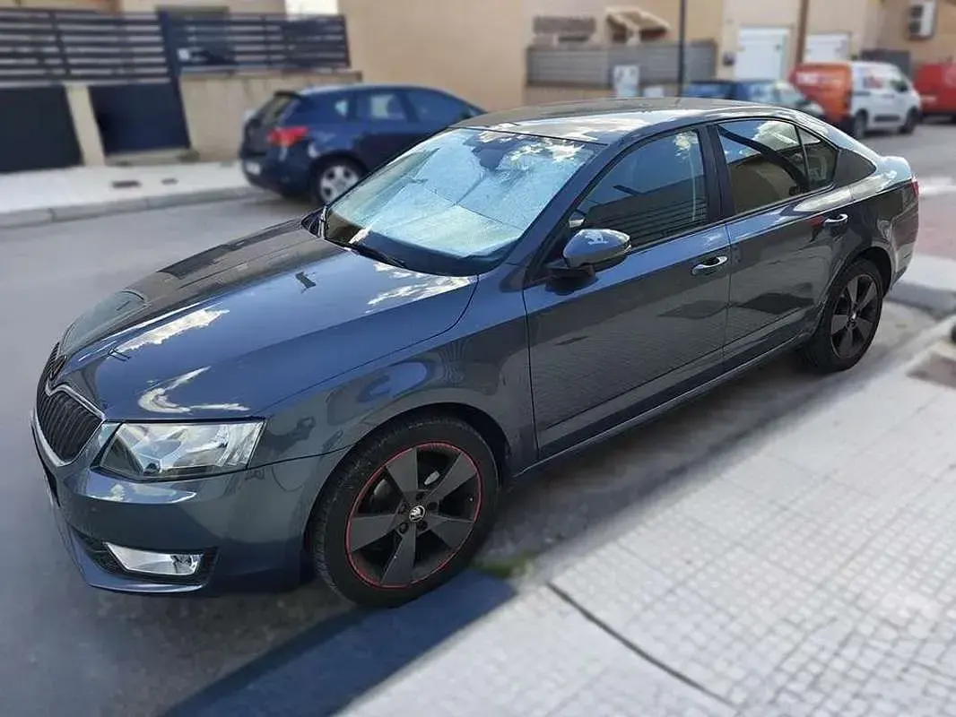 Usado Skoda Octavia Elegance 105 CV (77 kW) 2015 Gris Familiar