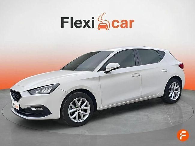 Usado Seat Leon Style 130 CV (95 kW) 2020 Blanco Familiar