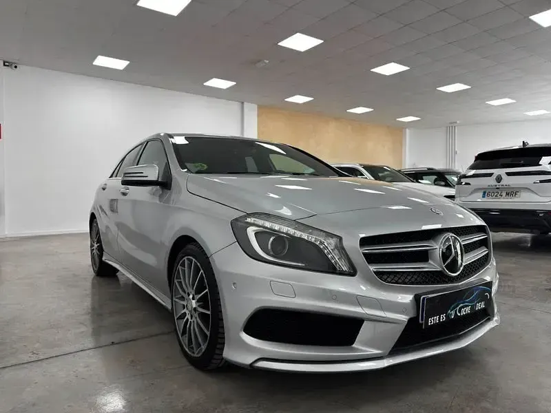 Usado Mercedes A180 AMG line 109 CV (80 kW) 2015 Gris / plata Utilitario