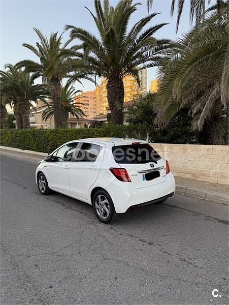 Usado Toyota Yaris Hybrid Active 100 CV (73 kW) 2014 Blanco Berlina