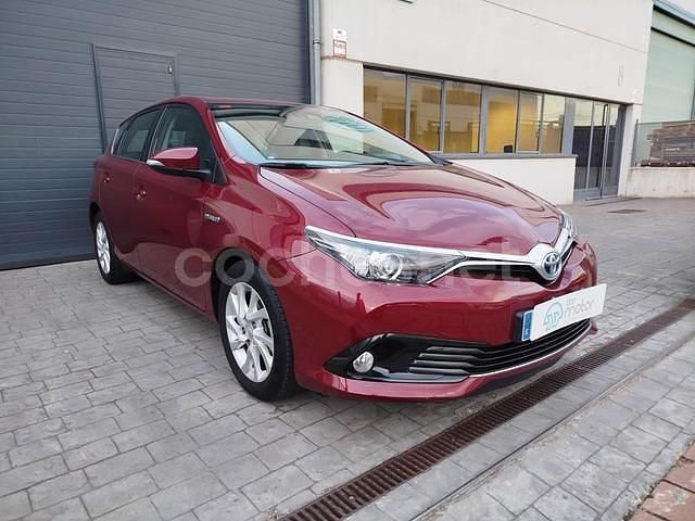 Rojo Usado 2019 Toyota Auris Hybrid Active Berlina | 18.799 € (Precio justo) - Imagen 1/4