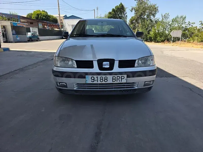 Usado Seat Cordoba Stella 90 CV (66 kW) 2001 Gris / plata Berlina