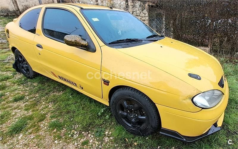 Usado Renault Mégane Coupé 100 CV (73 kW) 2000 Amarillo Coupe