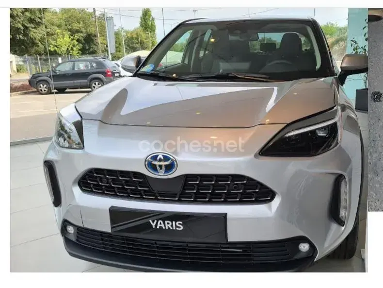 Usado Toyota Yaris Cross Plus 116 CV (85 kW) 2022 Gris / plata SUV