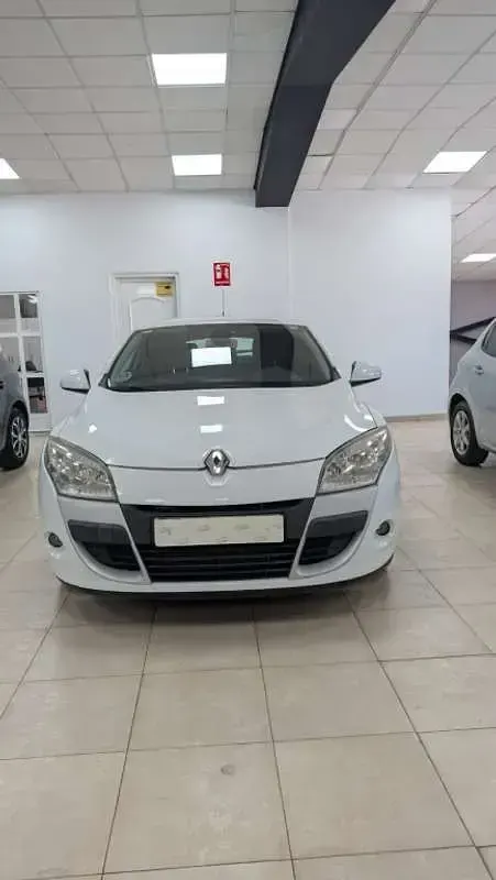 Usado Renault Mégane Dynamique 131 CV (96 kW) 2010 Blanco Coupe