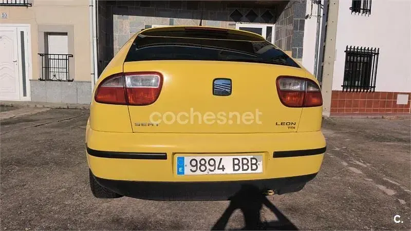 Usado Seat Leon 110 CV (80 kW) 2000 Amarillo Utilitario