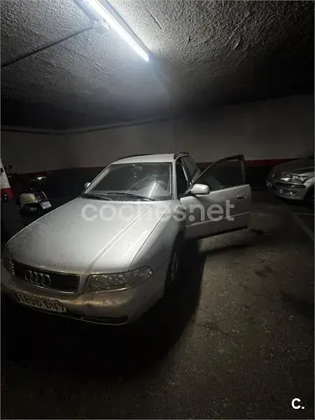 Usado Audi A4 110 CV (80 kW) 1999 Gris / plata Familiar