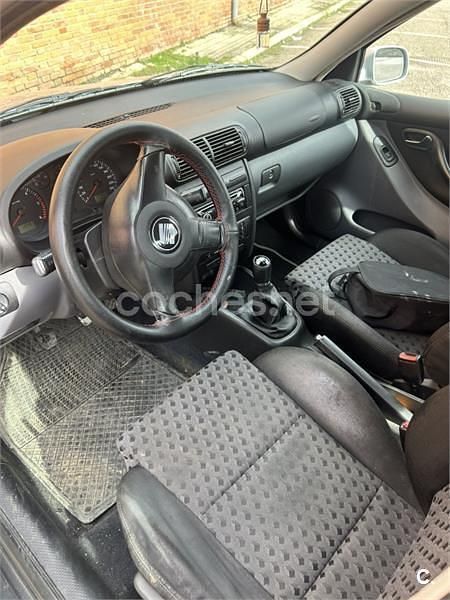 Usado Seat Leon 110 CV (80 kW) 2000 Gris / plata Utilitario