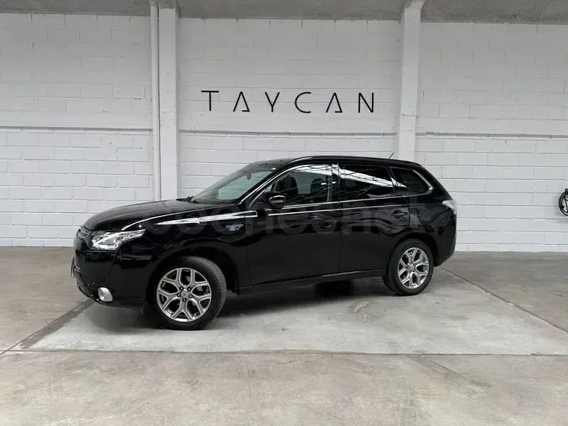 Usado Mitsubishi Outlander P-HEV Motion 203 CV (149 kW) 2014 Negro SUV