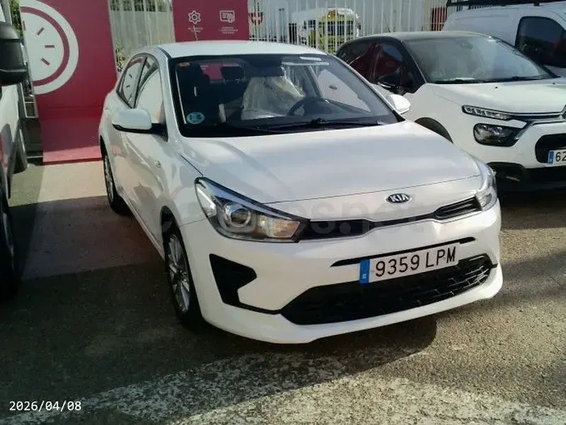 Usado Kia Rio 84 CV (61 kW) 2021 Blanco Berlina