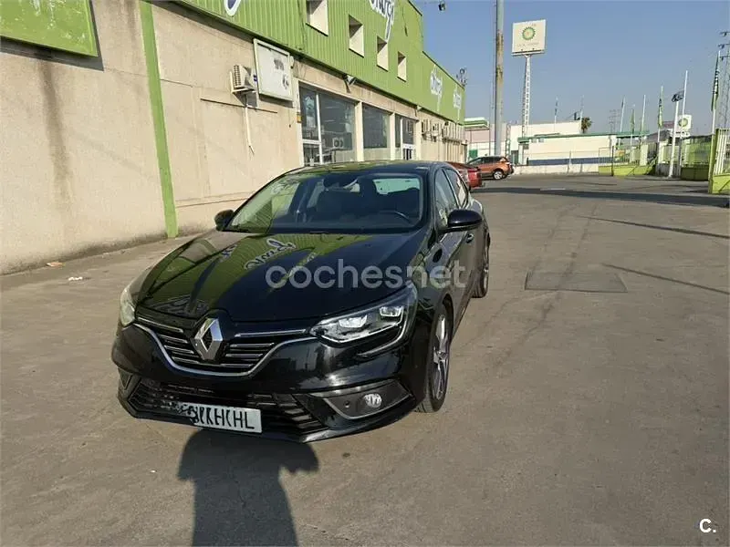 Usado Renault Mégane IV Bose Edition 130 CV (95 kW) 2018 Negro Berlina