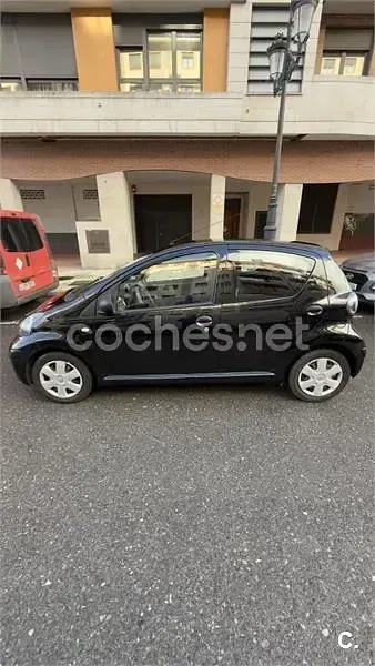 Usado Toyota Aygo Live 68 CV (50 kW) 2010 Negro Utilitario