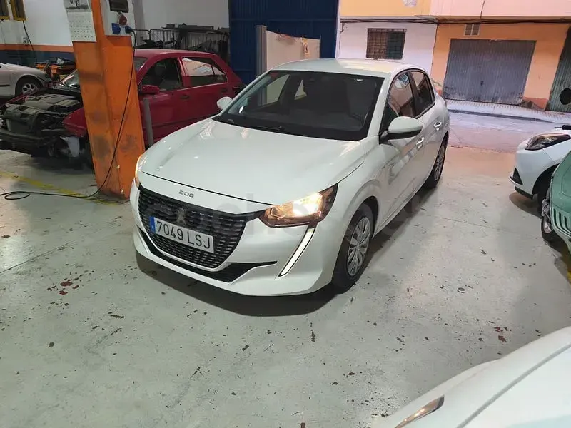 Usado Peugeot 208 Active 100 CV (73 kW) 2021 Blanco Utilitario