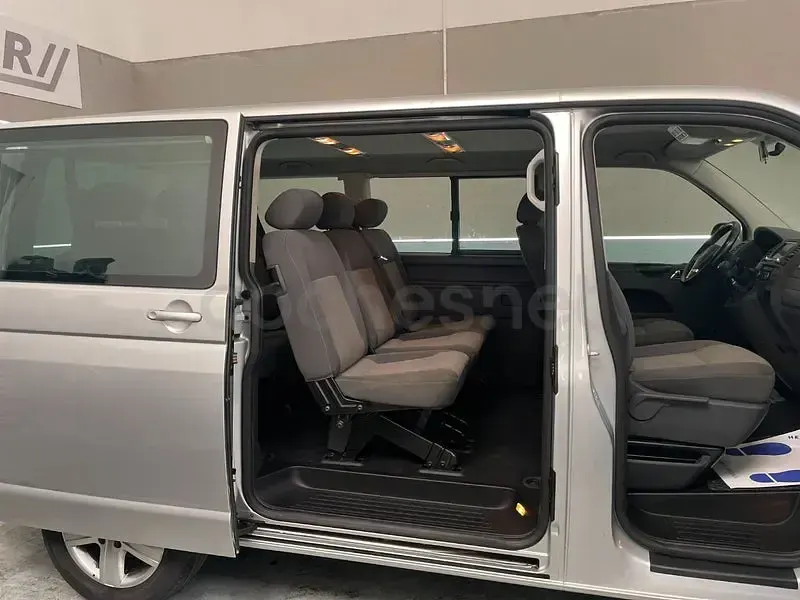 Usado VW Caravelle Comfortline 140 CV (102 kW) 2010 Gris / plata Van