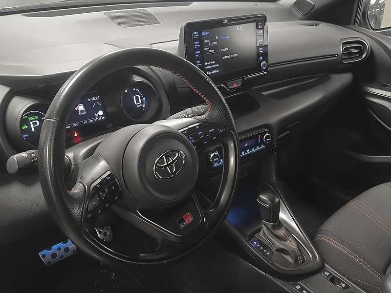 Usado Toyota Yaris Hybrid Sport 116 CV (85 kW) 2023 Gris Utilitario