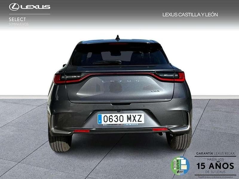 Usado Lexus LBX 136 CV (100 kW) 2025 Gris / plata SUV