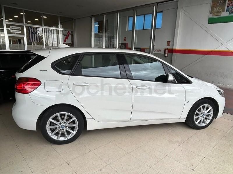 Begagnad BMW 225 Active Tourer iPerformance 224 HK (164 kW) 2019 Vit Minibuss