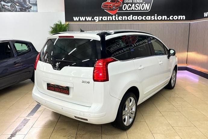 Usado Peugeot 5008 Allure 115 HP (84 kW) 2014 Monovolume