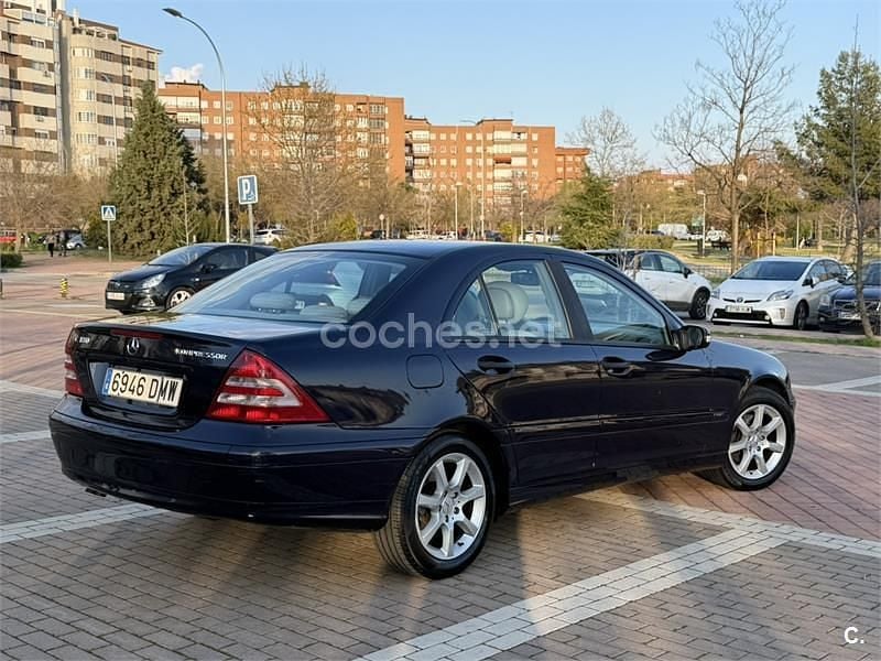 Usado Mercedes C180 Classic 143 CV (105 kW) 2005 Azul Berlina