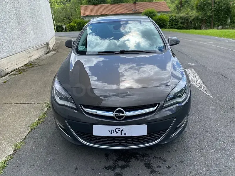 Usado Opel Astra Excellence 110 CV (80 kW) 2013 Gris / plata Berlina