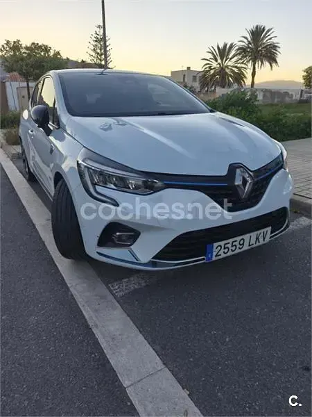 Używany Renault Clio V 140 KM (102 kW) 2020 Biały Sedan/Limuzyna