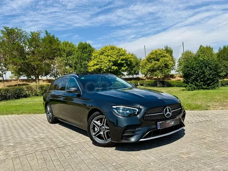 Usado Mercedes E220 194 CV (142 kW) 2022 Gris / plata Familiar