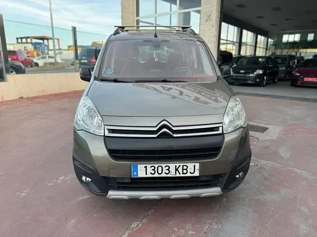Usado Citroën Berlingo Feel 100 CV (73 kW) 2017 Marrón Monovolumen