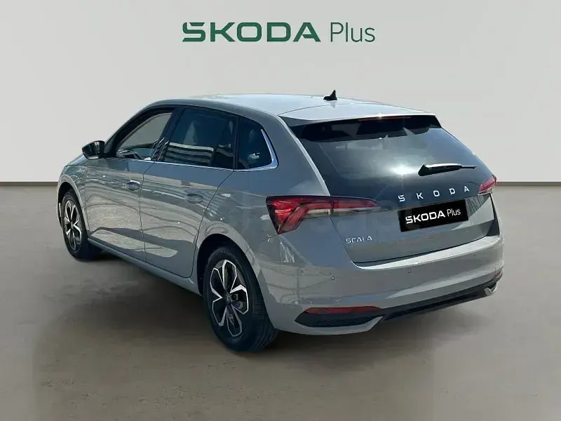 Usado Skoda Scala Selection 115 CV (84 kW) 2025 Gris / plata Utilitario