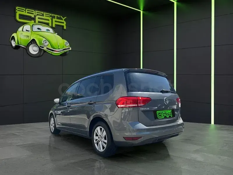 Usado VW Touran Advance 150 CV (110 kW) 2021 Gris / plata Monovolumen