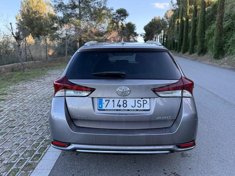 Usado Toyota Auris Active 112 CV (82 kW) 2016 Gris / plata Familiar