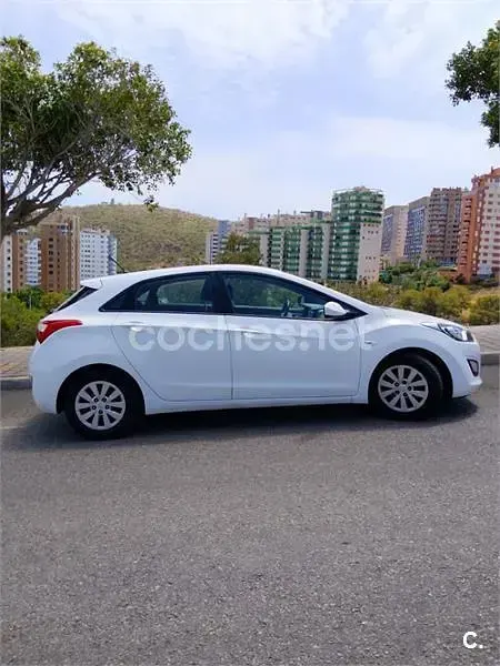 Usado Hyundai i30 90 CV (66 kW) 2015 Blanco Berlina