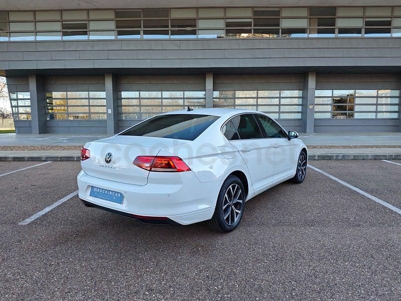 Usado VW Passat Executive 150 CV (110 kW) 2022 Blanco Familiar