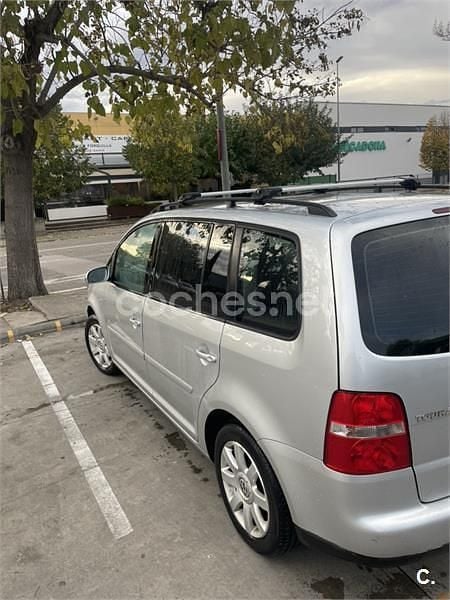 Usado VW Touran Trendline 105 CV (77 kW) 2005 Gris / plata Monovolumen