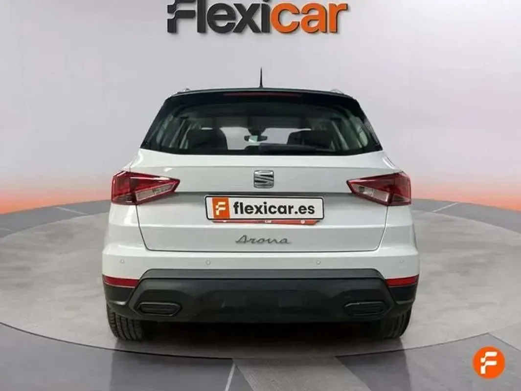 Usado Seat Arona Style 110 CV (80 kW) 2022 Blanco SUV