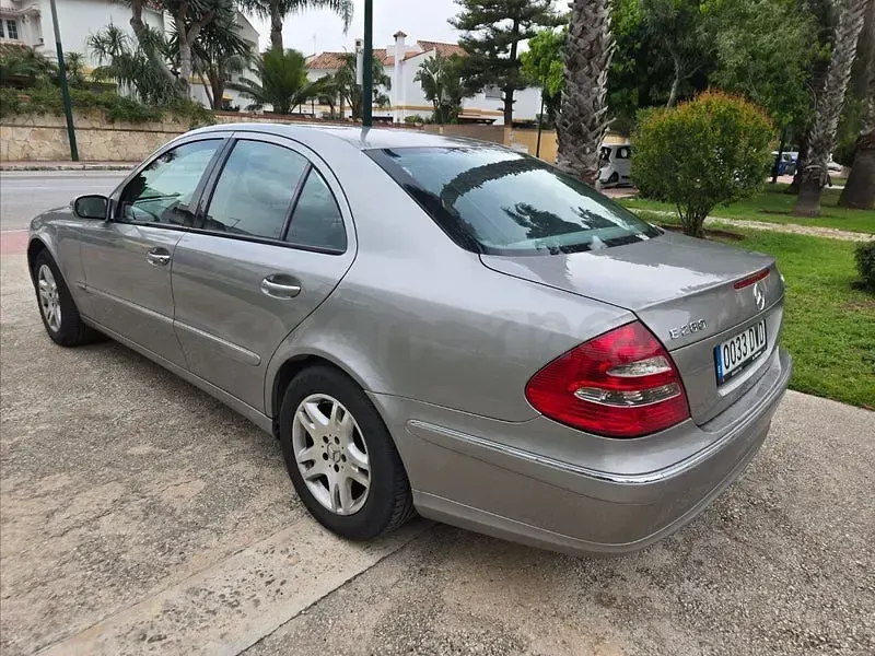 Usado Mercedes E280 Avantgarde 190 CV (139 kW) 2006 Gris / plata Berlina