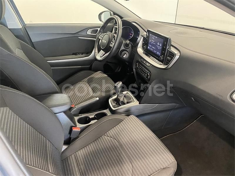 Usado Kia Ceed 120 CV (88 kW) 2024 Gris / plata Utilitario