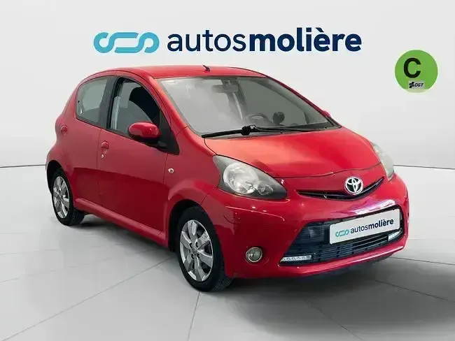 Usado Toyota Aygo City 68 CV (50 kW) 2014 Rojo Utilitario