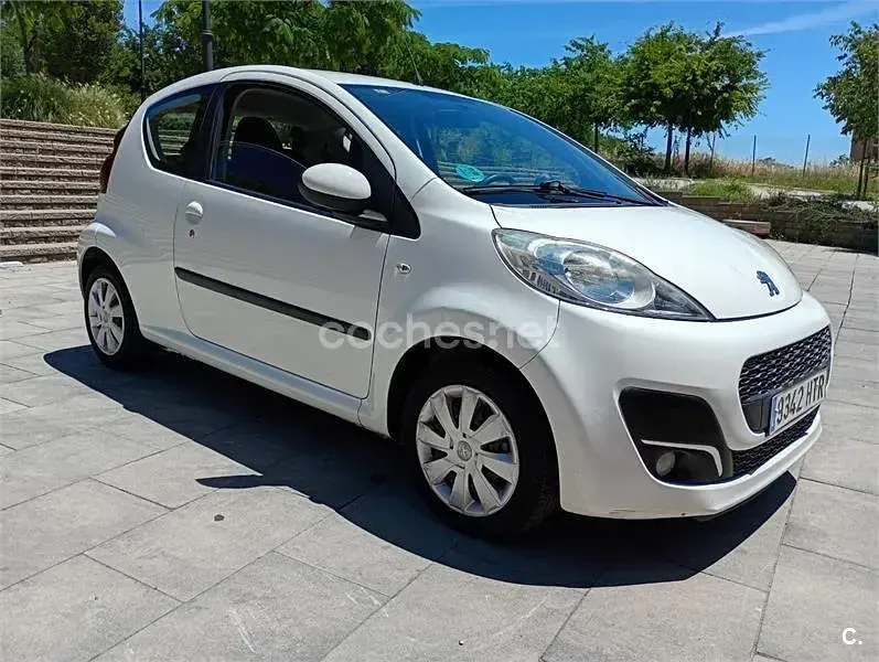 Usado Peugeot 107 Active 68 CV (50 kW) 2013 Blanco Utilitario