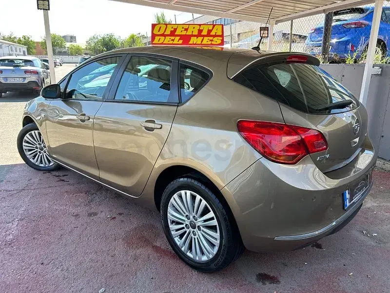 Usado Opel Astra Selective 110 CV (80 kW) 2014 Beige Berlina