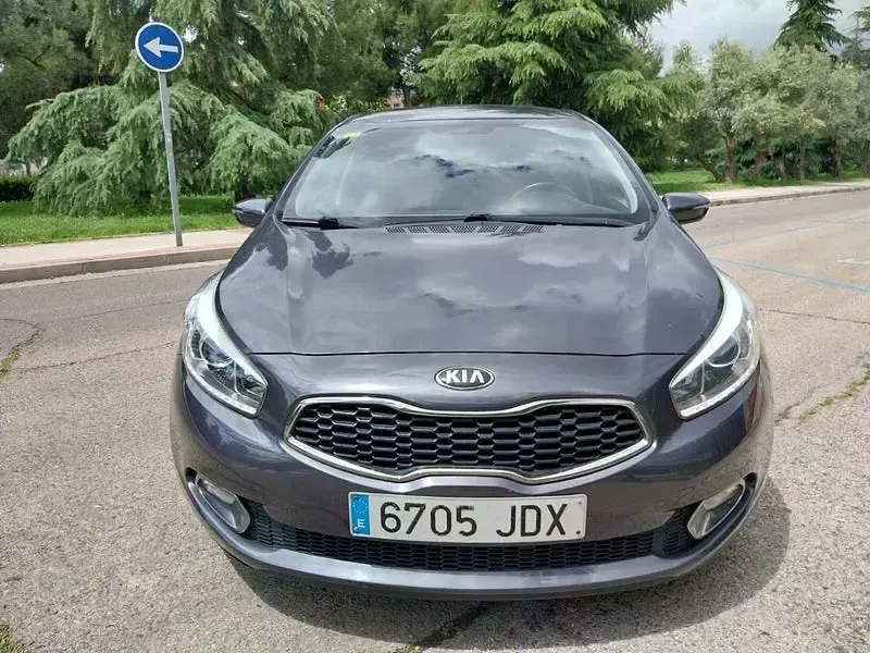 Usado Kia Ceed GT 128 HP (94 kW) 2015 Cinzento Sedan